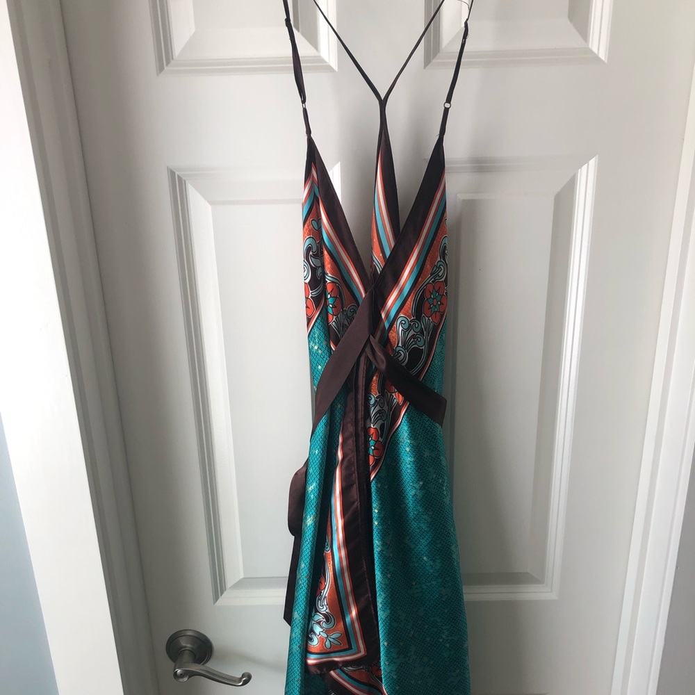 Pretty and perfect for travel. Satin and soft!